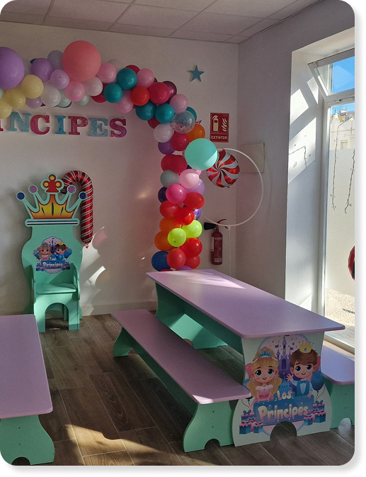 Un encantador rincón decorado con globos de colores, mobiliario temático y detalles mágicos
